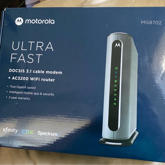 Motorola MG8702 docsis 3.1 cable modem + ac3200 Wifi router - Picture 2 of 4